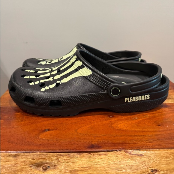 💀Crocs X Pleasures Classic Clog Glow Skeleton💀 - Picture 4 of 8